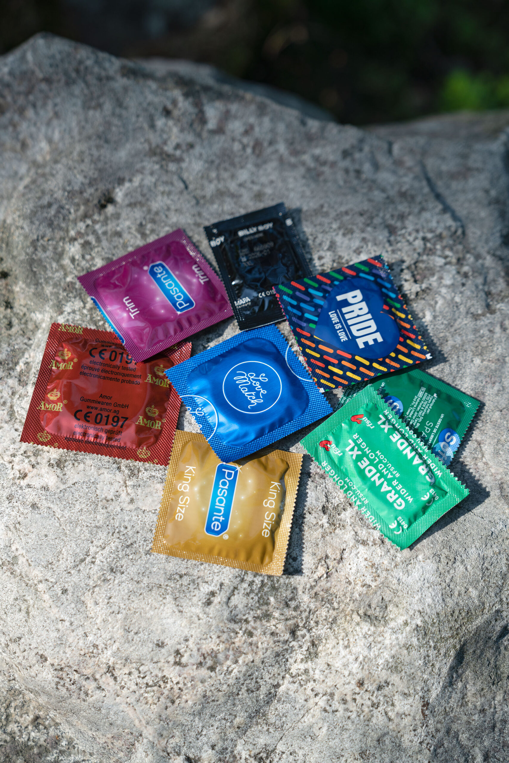Erilaisia kondomeja kalliolla.