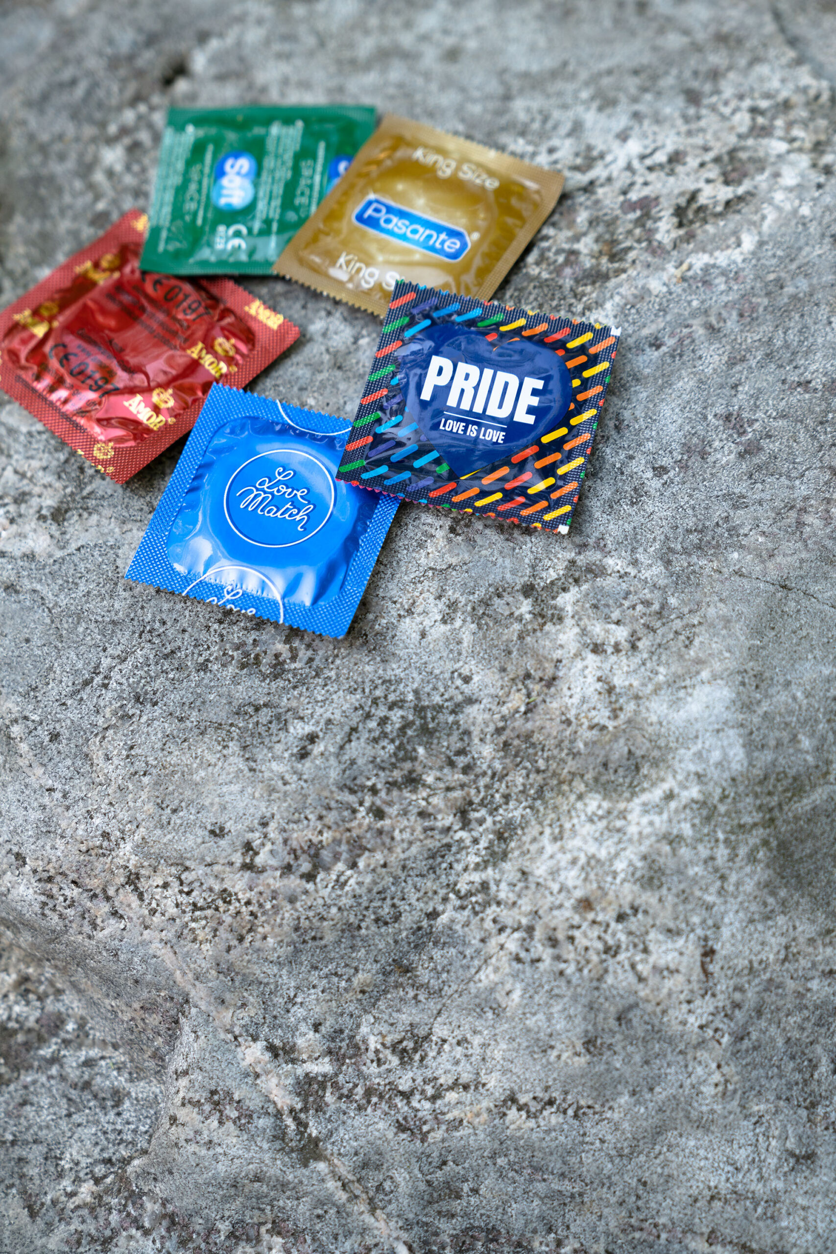 Kondomeja ympyrän muodossa kalliolla.